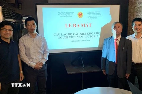 Tiến sỹ Trần Công Yên, Tham tán, Trưởng đại diện Văn phòng Khoa học và Công nghệ Việt Nam tại Canberra (thứ hai từ phải qua), cùng ban liên lạc của Câu lạc bộ. (Ảnh: Khánh Linh/TTXVN)