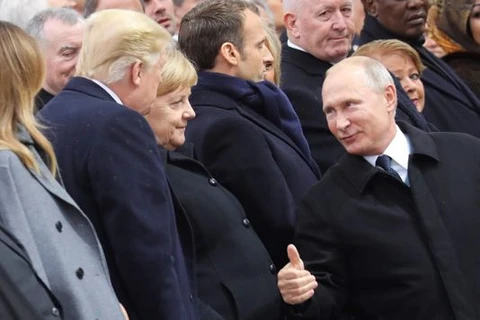 Ông Putin (phải) trò chuyện với ông Trump và Thủ tướng Đức Angela Merkel tại lễ kỷ niệm 100 năm ngày kết thúc Chiến tranh Thế giới thứ nhất ở Paris, Pháp. (Nguồn: USA Today)