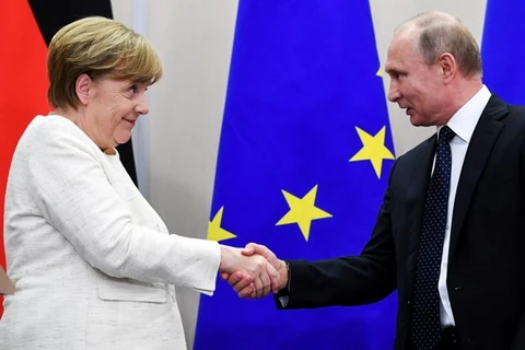 Tổng thống Nga Vladimir Putin (phải) và Thủ tướng Đức Angela Merkel trong cuộc gặp tại Sochi, Nga ngày 18/5. (Ảnh: AFP/TTXVN)