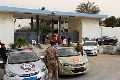 Lực lượng an ninh Libya gác tại một khu vực ở Tripoli. (Nguồn: AFP/TTXVN)