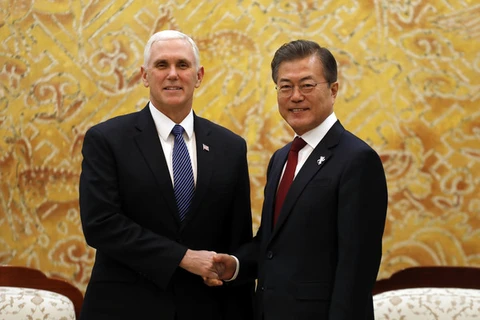 Phó Tổng thống Mỹ Mike Pence (trái) và Tổng thống Hàn Quốc Moon Jae-in. (Nguồn: Getty Images)