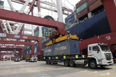 Hàng hóa được xếp tại cảng ở Thanh Đảo, tỉnh Sơn Đông và Trung Quốc. (Ảnh: EPA/TTXVN) 