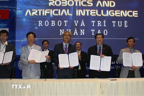 Khu Công nghệ cao Thành phố Hồ Chí Minh cùng các đối tác trong và ngoài nước ký kết ghi nhớ phát triển công nghệ robot. (Ảnh: Tiến Lực/TTXVN)