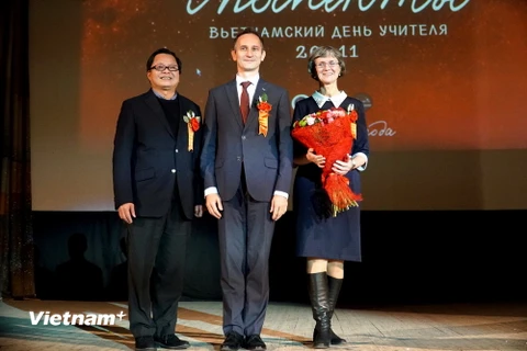 Đại diện Đại sứ quán Việt Nam tặng hoa tri ân các thầy cô giáo Nga. (Nguồn: Vietnam+)