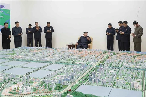 Nhà lãnh đạo Triều Tiên Kim Jong-un (giữa) thị sát kế hoạch phát triển hiện đại thành phố biên giới Sinuiju ngày 16/11/2018. (Ảnh: Yonhap/TTXVN)