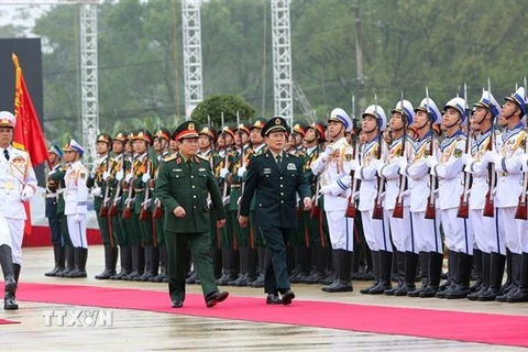 Đại tướng, Bộ trưởng Bộ Quốc phòng Ngô Xuân Lịch và Thượng tướng, Bộ trưởng Bộ Quốc phòng Trung Quốc Ngụy Phượng Hòa duyệt đội danh dự tại chương trình giao lưu hữu nghị quốc phòng biên giới Việt Nam-Trung Quốc lần thứ 5. (Ảnh: Dương Giang/TTXVN)