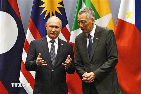 Tổng thống Nga Vladimir Putin (trái) và Thủ tướng Singapore Lý Hiển Long tại Hội nghị Cấp cao Nga-ASEAN lần thứ 3 diễn ra ở Singapore ngày 14/11/2018. (Ảnh: THX/TTXVN)