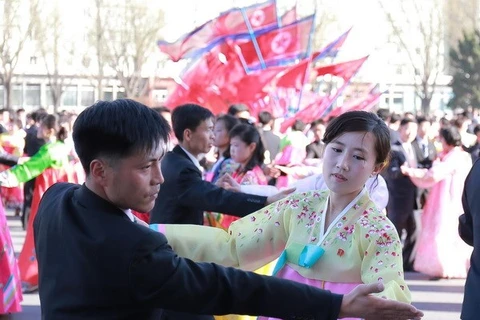 Người dân Triều Tiên múa hát tại một lễ kỷ niệm ở Bình Nhưỡng ngày 9/4. (Nguồn: YONHAP/TTXVN)