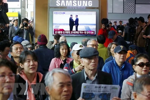 Người dân Hàn Quốc theo dõi qua truyền hình cuộc gặp thượng đỉnh liên Triều giữa Tổng thống nước này Moon Jae-in và Nhà lãnh đạo Triều Tiên Kim Jong-un, tại thủ đô Seoul ngày 27/4. (Nguồn: EPA-EFE/TTXVN)
