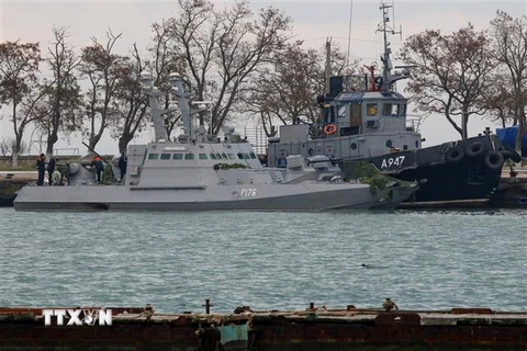 Tàu quân sự Ukraine bị lực lượng biên phòng trực thuộc FSB bắt giữ tại cảng Kerch ngày 26/11/2018. (Ảnh: AFP/TTXVN)