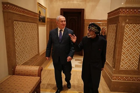 Thủ tướng Israel Benjamin Netanyahu và nhà lãnh đạo Oman Qaboos bin Said trong chuyến thăm Oman tháng 10/2018. (Nguồn: timesofisrael)