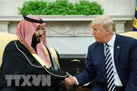 Tổng thống Mỹ Donald Trump (phải) và Thái tử Saudi Arabia Mohammad bin Salman trong cuộc gặp tại Washington DC., ngày 20/3/2018. (Ảnh: AFP/TTXVN)