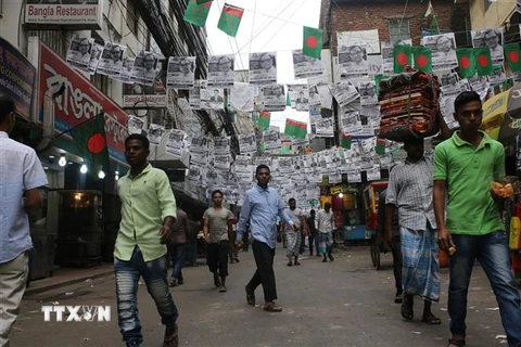 Ápphích ảnh các ứng cử viên thuộc đảng cầm quyền Liên đoàn Awami Bangladesh (AL) trên một đường phố ở thủ đô Dhaka ngày 16/12. (Ảnh: AFP/TTXVN)