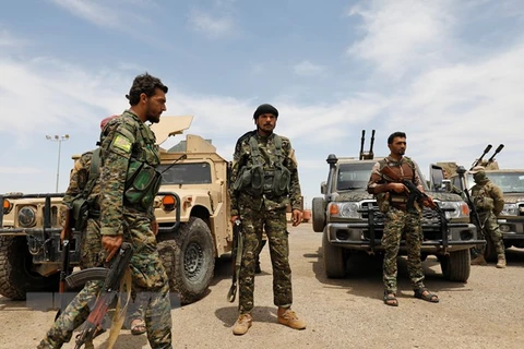 Các thành viên SDF ở tỉnh Deir Ezzor, miền đông Syria. (Nguồn: AFP/TTXVN)