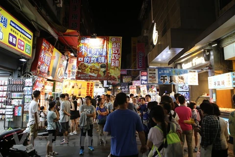 Một khu chợ đêm đông đúc du khách ở Đài Loan. (Ảnh: Minh Sơn/Vietnam+)