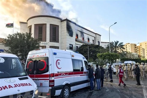 Lực lượng chức năng được triển khai khắc phục hậu quả vụ tấn công liều chết ở Tripoli ngày 25/12/2018. (Ảnh: AFP/TTXVN)