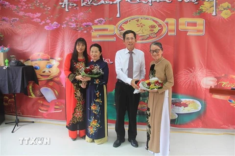 Đại diện cộng đồng người Việt Nam tại Angola tặng hoa Đại sứ Nguyễn Mạnh Cường và phu nhân. (Ảnh: Đình Lượng/TTXVN)
