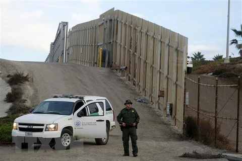Lực lượng biên phòng Mỹ gác tại khu vực hàng rào biên giới Mỹ-Mexico tại San Diego, California, ngày 17/11/2018. (Ảnh: THX/TTXVN)