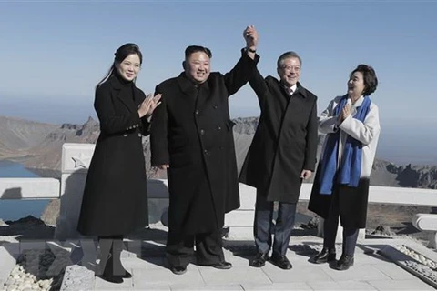 Nhà lãnh đạo Triều Tiên Kim Jong-un (thứ 2, trái) và Tổng thống Hàn Quốc Moon Jae-in (thứ 2, phải) trong chuyến thăm núi Paekdu ngày 20/9/2018. (Nguồn: Yonhap/TTXVN)