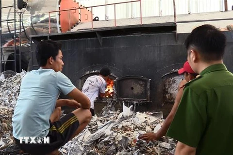 Doanh nghiệp sản xuất giấy dùng rác thải công nghiệp để đốt lò sấy không đảm bảo quy định về xử lý chất thải. (Ảnh: Nguyễn Văn Việt/TTXVN)