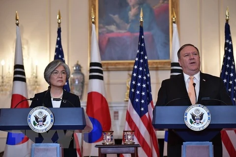 Ngoại trưởng Hàn Quốc Kang Kyung-wha (trái) và Ngoại trưởng Mỹ Mike Pompeo. (Nguồn: AFP/TTXVN)