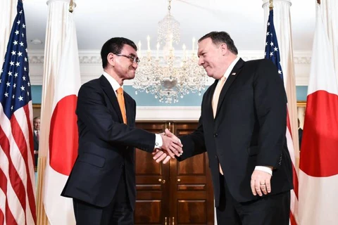 Ngoại trưởng Nhật Bản Taro Kono (trái) và người đồng cấp Mỹ Mike Pompeo. (Nguồn: Kyodo/TTXVN)
