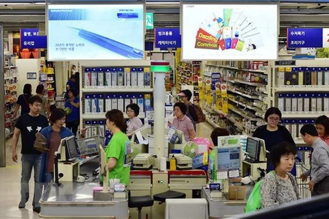 Người dân mua sắm tại một siêu thị ở Seoul của Hàn Quốc. (Ảnh: AFP/TTXVN)
