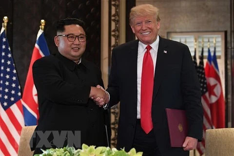 ổng thống Mỹ Donald Trump (phải) và nhà lãnh đạo Triều Tiên Kim Jong-un tại hội nghị thượng đỉnh ở Singapore ngày 12/6/2018. (Nguồn: AFP/TTXVN)