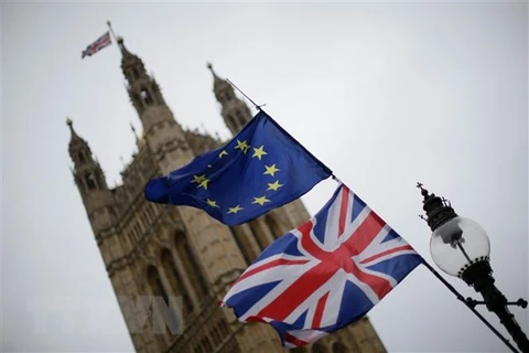 Cờ Anh (phía dưới) và cờ EU (phía trên) bên ngoài tòa nhà Quốc hội Anh ở thủ đô London. (Nguồn: THX/ TTXVN)
