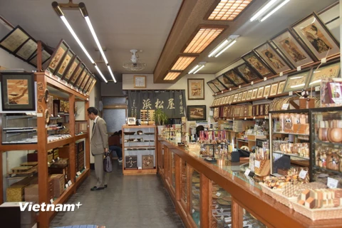 Một cửa hàng giới thiệu các sản phẩm Yosegi-zaiku tai Hakone. (Ảnh: Nguyễn Tuyến/Vietnam+)