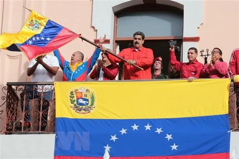 Tổng thống Venezuela Nicolas Maduro (giữa) phát biểu trong cuộc míttinh ủng hộ Chính phủ của ông tại Caracas, Venezuela, ngày 23/1. (Nguồn: THX/TTXVN) 