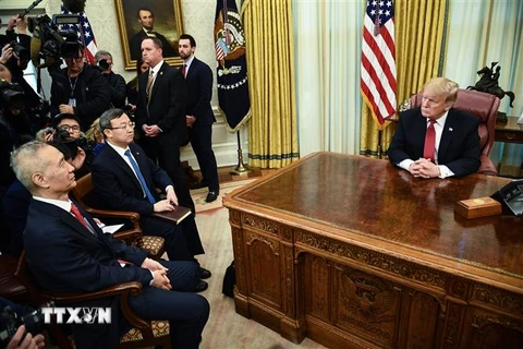 Phó Thủ tướng Trung Quốc Lưu Hạc (thứ nhất, trái) hội kiến Tổng thống Mỹ Donald Trump (phải) tại Nhà Trắng ở Washington DC., ngày 31/1/2019. (Ảnh: AFP/TTXVN)
