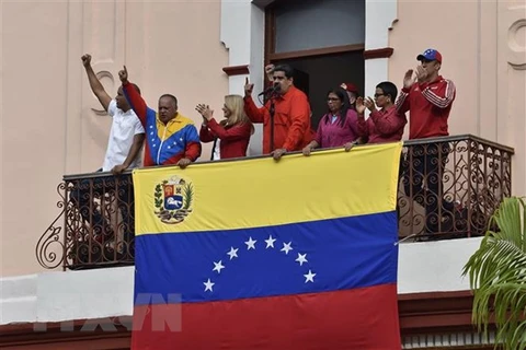 Tổng thống Venezuela Nicolas Maduro (giữa) phát biểu với những người ủng hộ tại Caracas ngày 23/1/2019. (Nguồn: AFP/TTXVN)