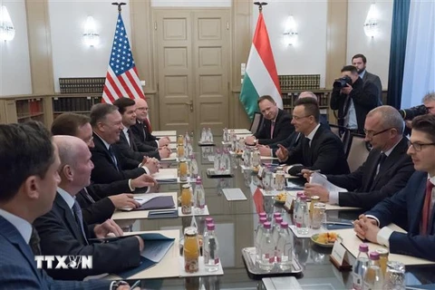 Ngoại trưởng Hungary Peter Szijjarto (thứ 3, phải) và Ngoại trưởng Mỹ Mike Pompeo (thứ 4, trái) trong cuộc gặp tại Budapest, Hungary, ngày 11/2/2019. (Ảnh: THX/TTXVN)