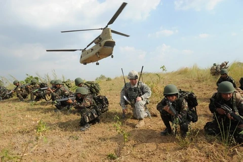 Binh sỹ Philippines và Mỹ trong một cuộc tập trận ở Fort Magsaysay, tỉnh Nueva Ecija, phía Bắc thủ đô Manila. (Nguồn: AFP/TTXVN)