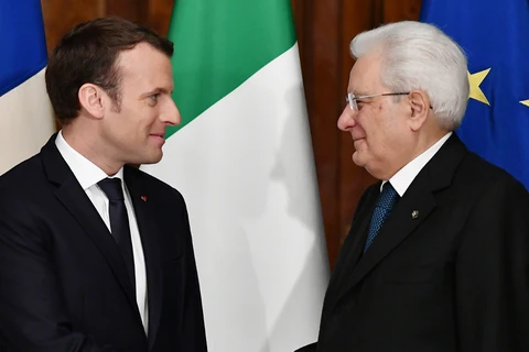 Tổng thống Pháp Emmanuel Macron và người đồng cấp Italy Sergio Mattarella. (Nguồn: AFP)