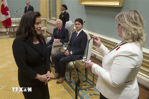 Ảnh (tư liệu): Bà Jody Wilson-Raybould (trái) tuyên thệ nhậm chức Bộ trưởng Tư pháp Canada tại Ottawa ngày 4/11/2015. (Ảnh: AFP/TTXVN)
