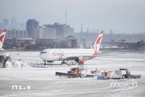 Tuyết phủ trắng xóa trên đường băng tại sân bay ở Toronto, Canada, ngày 27/1/2019. (Ảnh: THX/TTXVN)