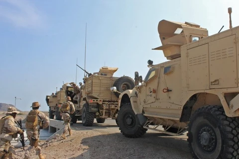 Binh sỹ thuộc liên quân do Saudi Arabia đứng đầu tuần tra tại thành phố cảng Aden, miền nam Yemen. (Ảnh:AFP/TTXVN) 
