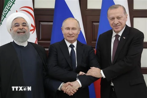 Tổng thống Iran Hassan Rouhani (trái), Tổng thống Thổ Nhĩ Kỳ Tayyip Erdogan (phải) và Tổng thống Nga Vladimir Putin (giữa) tại cuộc họp ở Sochi, Nga ngày 14/2. (Ảnh: AFP/TTXVN)