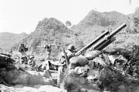 Chiến sỹ tiểu đoàn pháo binh mặt trận Hà Tuyên sẵn sàng chiến đấu. (Ảnh: Minh Lộc/TTXVN)