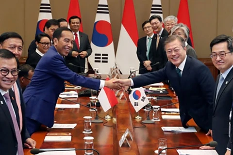 Tổng thống Hàn Quốc Moon Jae-in (phải) và Tổng thống Indonesia Joko Widodo. (Nguồn: Yonhap)
