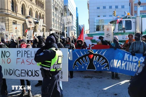 Dòng người biểu tình trước Toà nhà Quốc hội Canada. (Ảnh: Vũ Quang Thịnh/TTXVN)