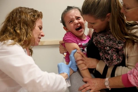 Tiêm chủng phòng bệnh sởi cho trẻ em. (Nguồn: AFP/TTXVN)
