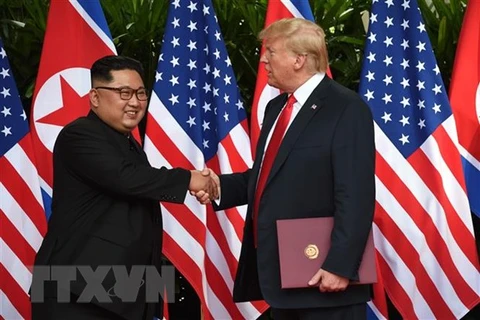 Tổng thống Mỹ Donald Trump (phải) và nhà lãnh đạo Triều Tiên Kim Jong-un tại hội nghị thượng đỉnh ở Singapore ngày 12/6/2018. (Ảnh: AFP/ TTXVN)