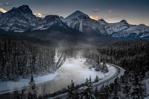 Tuyết phủ trắng khu vực Công viên quốc gia Banff, Canada trong thời tiết giá lạnh. (Nguồn: AFP/TTXVN)