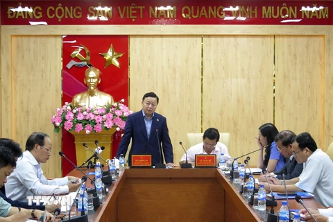 Bộ trưởng Bộ Tài Nguyên và Môi trường Trần Hồng Hà phát biểu chỉ đạo tại buổi làm việc. (Ảnh: Phước Ngọc/TTXVN)