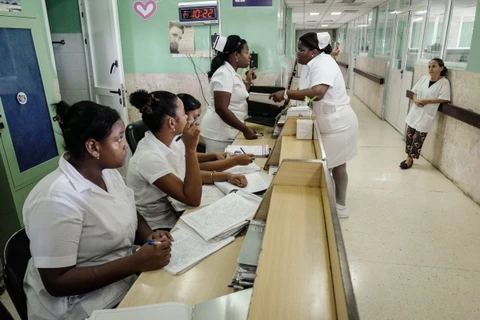 Y tá làm việc tại bệnh viện ở La Habana, Cuba. (Ảnh: AFP/TTXVN)