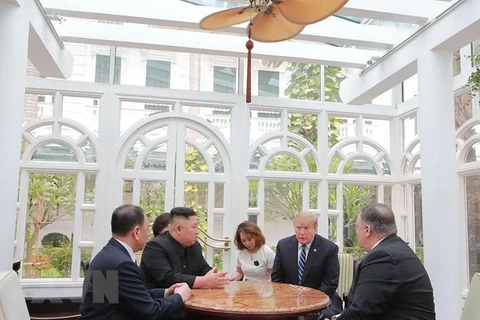 Tổng thống Mỹ Donald Trump (thứ 2, phải) và Chủ tịch Triều Tiên Kim Jong-un (thứ 2, trái) tại hội nghị thượng đỉnh Mỹ-Triều lần thứ hai ở Hà Nội ngày 28/2/2019. (Ảnh: AFP/TTXVN)