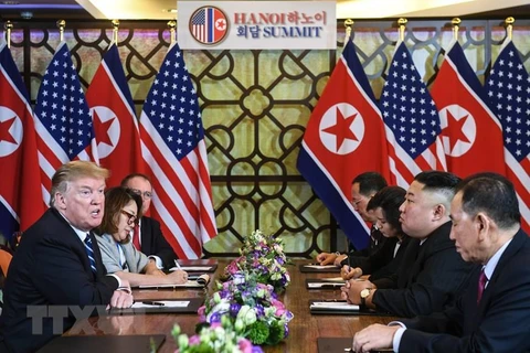 Tổng thống Mỹ Donald Trump (thứ 3, trái) và Chủ tịch Triều Tiên Kim Jong-un (thứ 2, phải) tại cuộc họp mở rộng với các quan chức hai nước trong ngày thứ hai của Hội nghị thượng đỉnh Mỹ-Triều lần hai. (Ảnh: AFP/TTXVN)